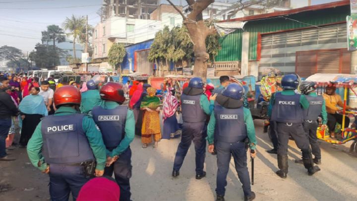 বেতন-ভাতার দাবিতে ঢাকা-ময়মনসিংহ মহাসড়ক অবরোধ